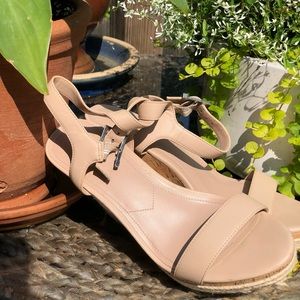 Gorgeous Charles David tan wedge sandals 👡